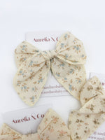 Charger l'image dans la galerie, Neutral Floral Hair Bow- Blue
