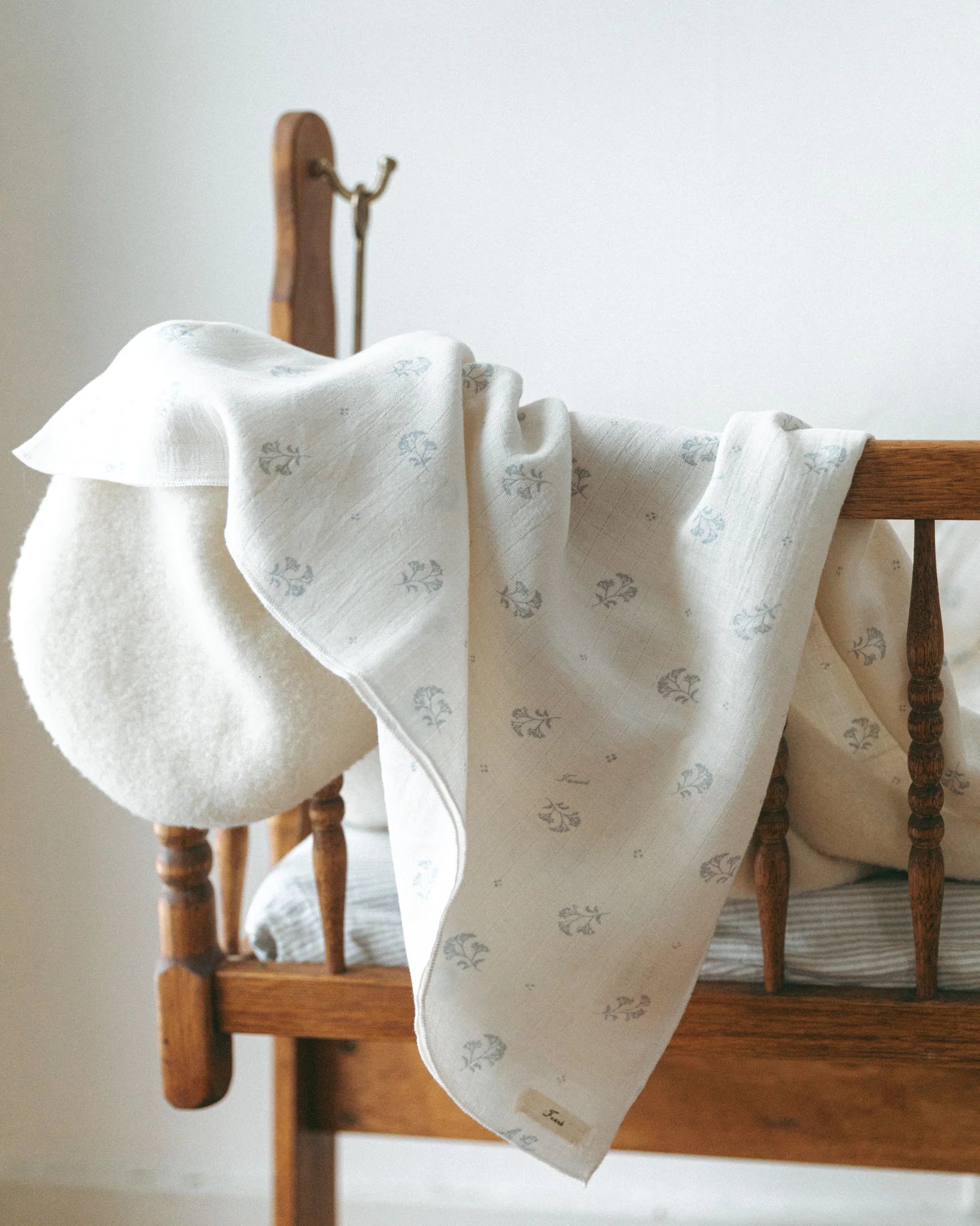 Swaddle-Bluet floral