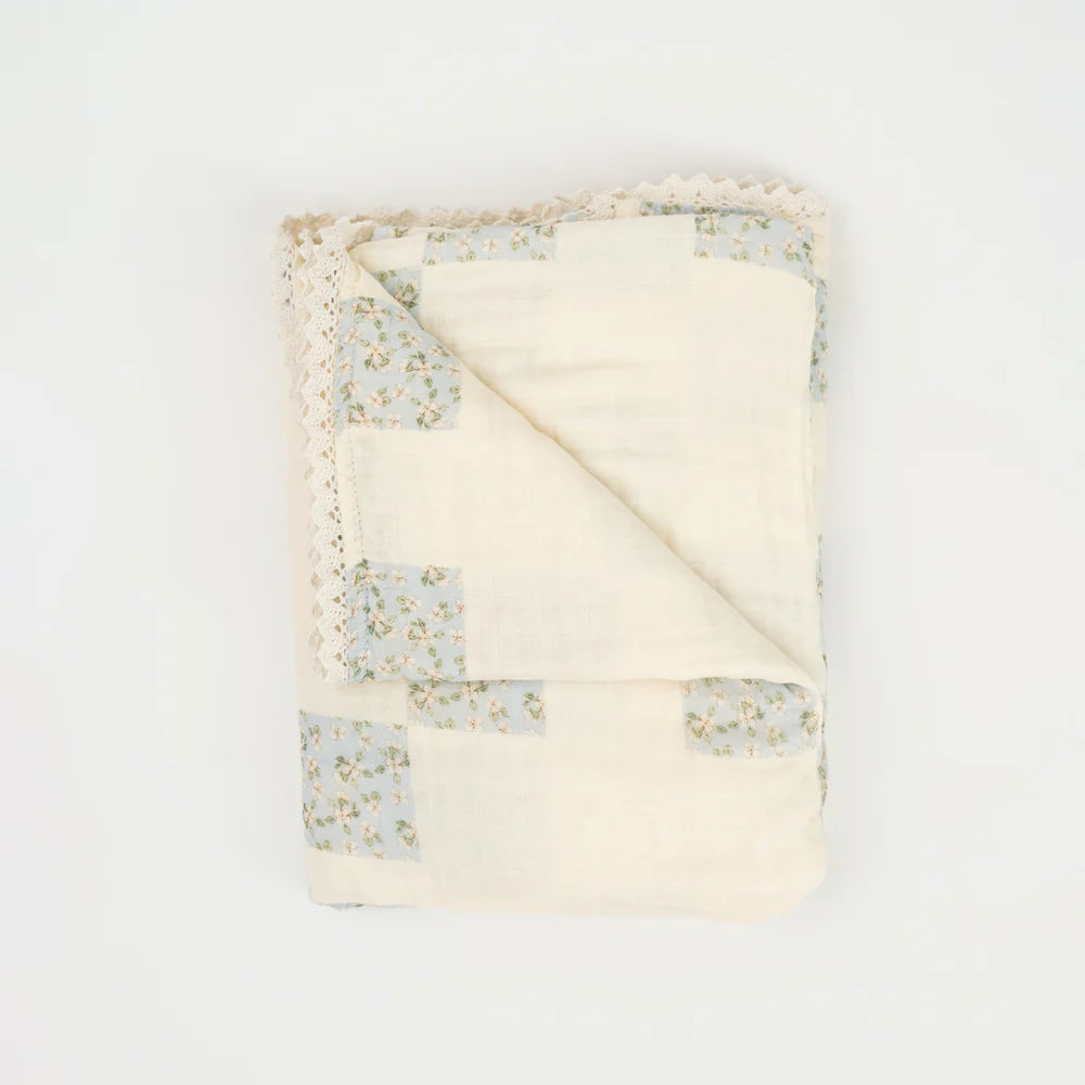 Blanket with printed quilt pattern