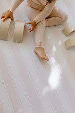 Charger l'image dans la galerie, Padded Reversible Play Mat - Pink Bows &amp; Bunnies
