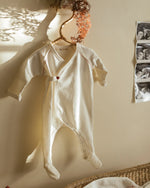 Charger l&#39;image dans la galerie, Flap footie- Milk w red stitching
