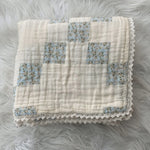 Charger l'image dans la galerie, Blanket with printed quilt pattern
